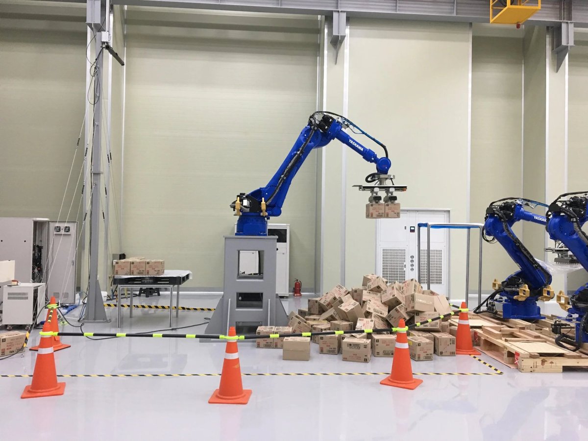 Box-picking robot arm